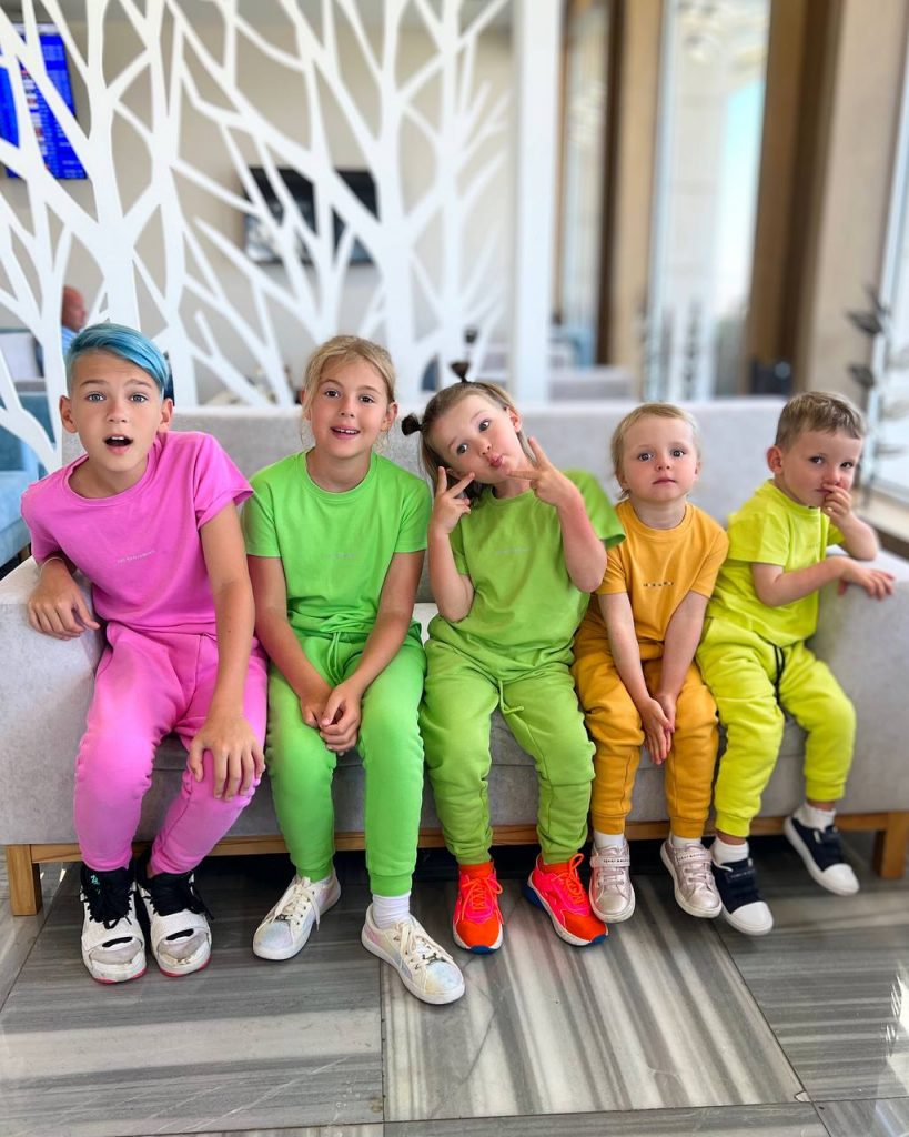 Meet Vania Mania Kids, the family of seven that hit 20 million